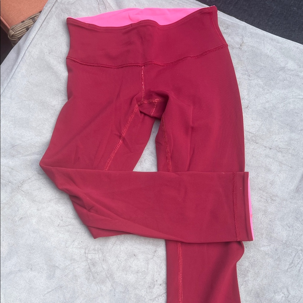 Reversible capri Leggings. Maroon or pink.